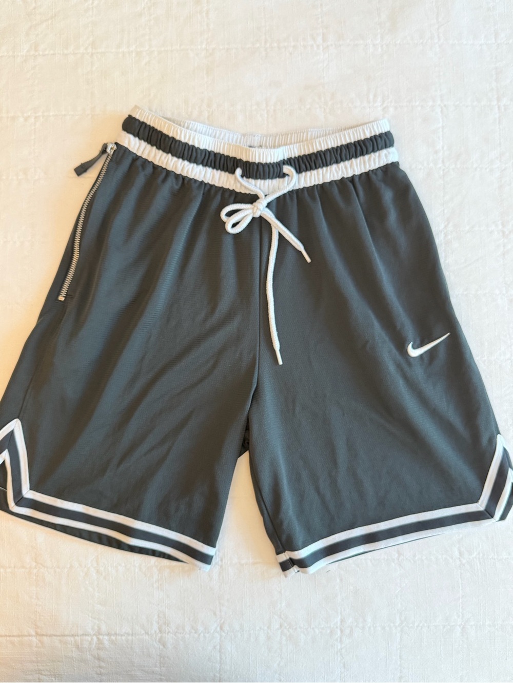 Men’s Nike DNA Dri-Fit 8” inseam Basketball Shorts, Size Small